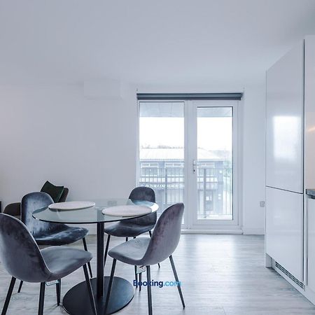 Modern 2 Bed Apartment With Balcony By Host A Home 曼彻斯特 外观 照片