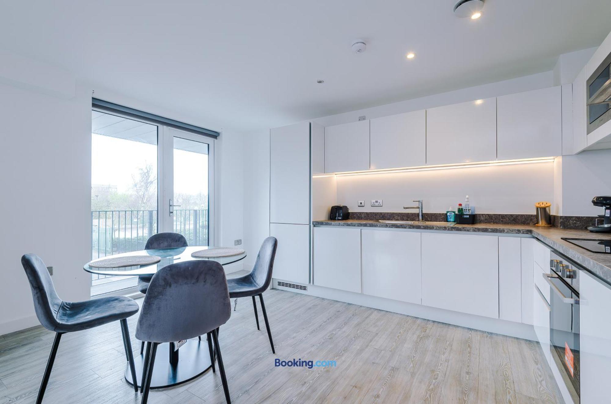 Modern 2 Bed Apartment With Balcony By Host A Home 曼彻斯特 外观 照片