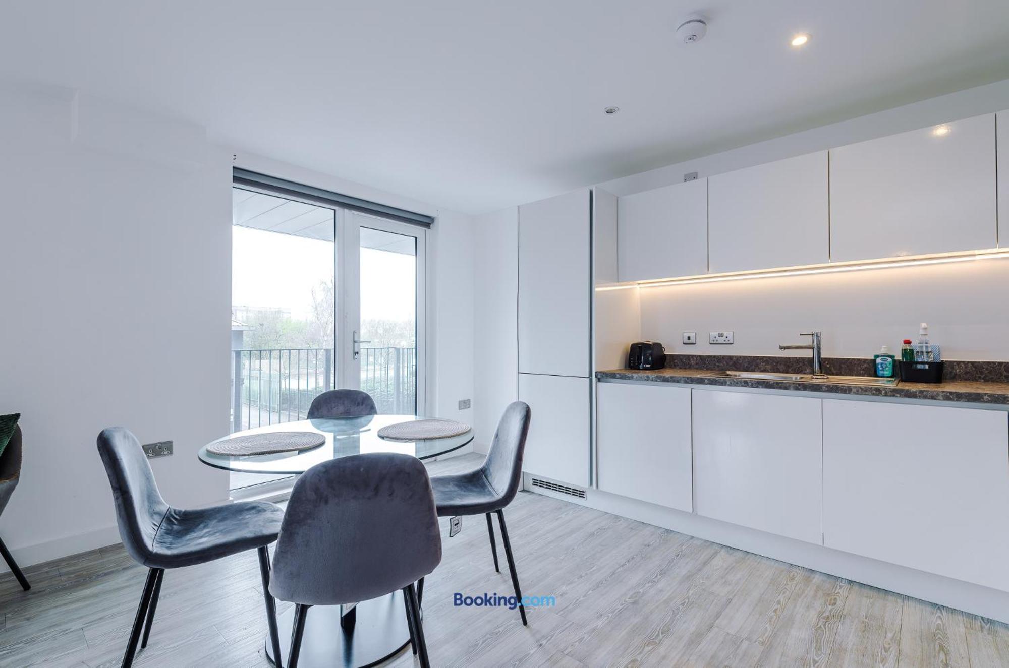 Modern 2 Bed Apartment With Balcony By Host A Home 曼彻斯特 外观 照片