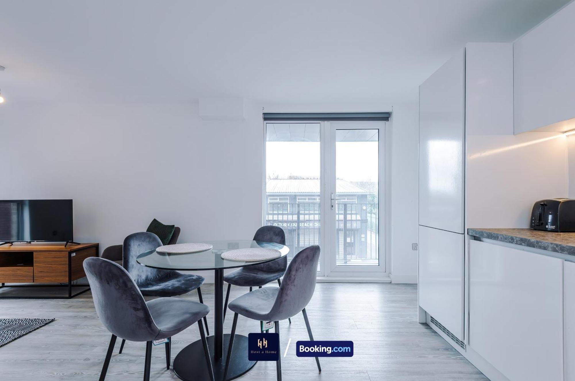 Modern 2 Bed Apartment With Balcony By Host A Home 曼彻斯特 外观 照片